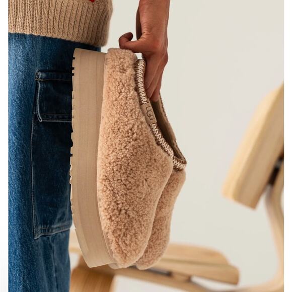 Ugg Maxi Curly Tazz Platform Slippers in Sand 6 - Picture 1 of 13